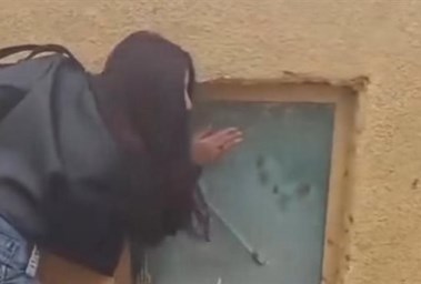 الفتاة طرقت على المدافن