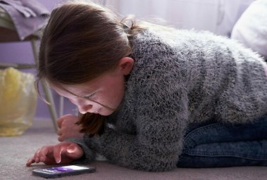 إدمان الهواتف - أرشيفية