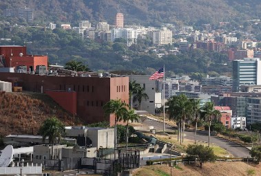 العلم الأمريكي يرفرف على السفارة الأمريكية 