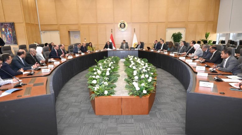 اجتماع الحكومة مع أعضاء المجلس الأعلى لصناعة السيارات ووحدة صناعة السيارات