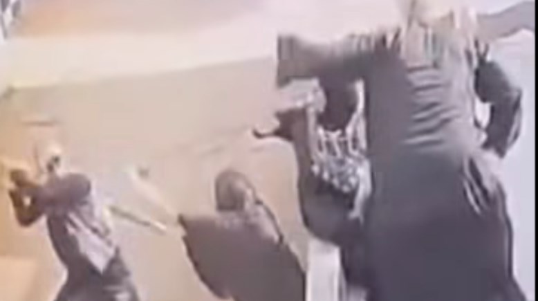 اعتداء شاب على سيدات وإصابة طفل