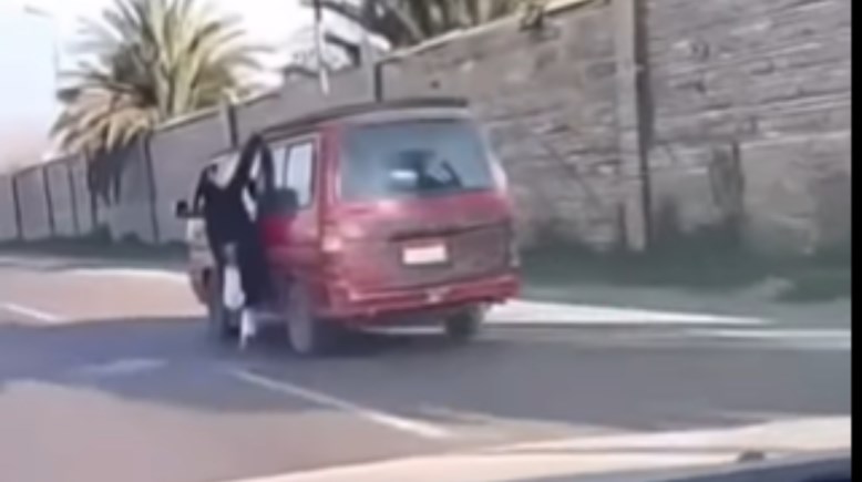 شخص يلقي بشخص من سيارة