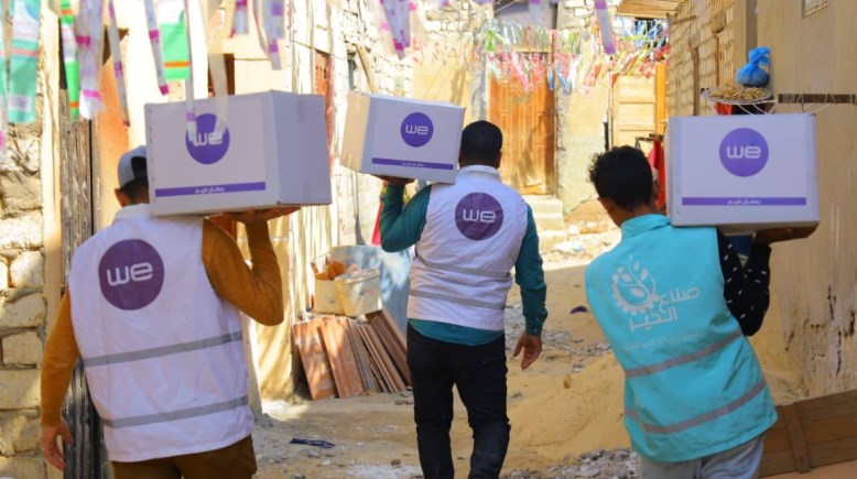 صناع الخير تقوم بتوزيع كراتين رمضان