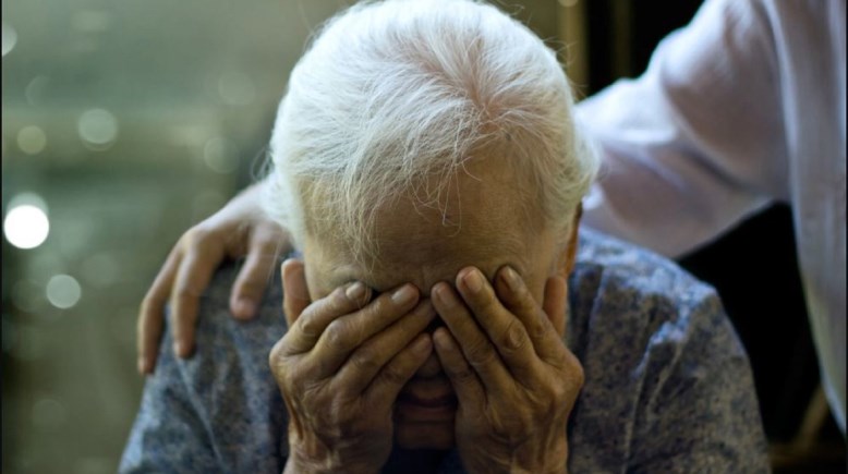 سيدة مسنة - تعبيرية 