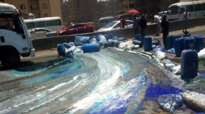 انسكاب حمولة صابون من سيارة نقل - أرشيفية 