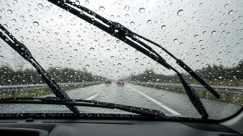 قيادة السيارة في الأمطار الغزيرة