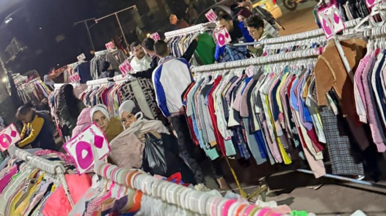 محرر “تليجراف مصر” متحدثًا لأصحاب “استاندات” الملابس بالوكالة