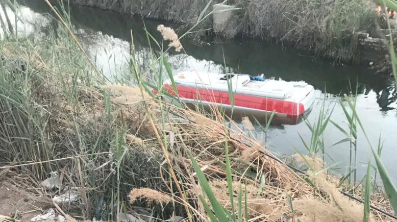 إصابة 10 أشخاص في انقلاب سيارة تابعة لـ "إقليمي نقل الدم" بترعة بمحرص المنيا