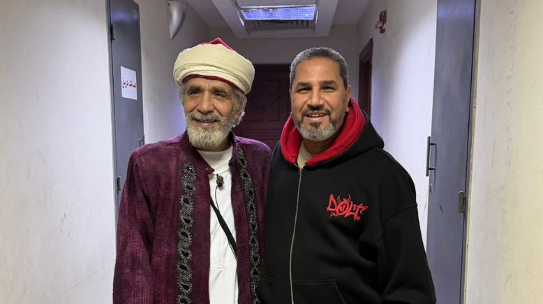 الفنان مفيد عاشور وأحد فريق العمل