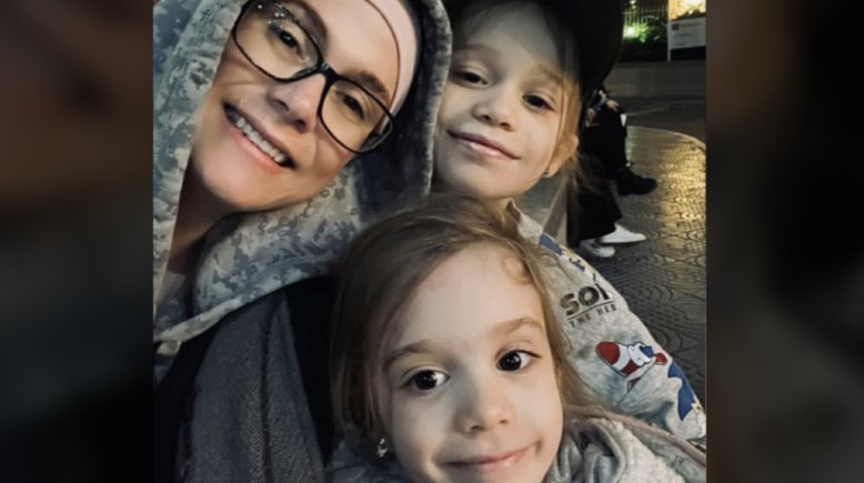 شانون مع ابنتيها