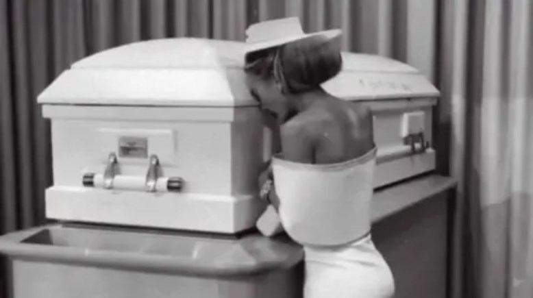 المؤثرة صوفي ماي أمام نعش ابنتها