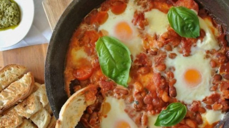 فول بالبيض والطماطم