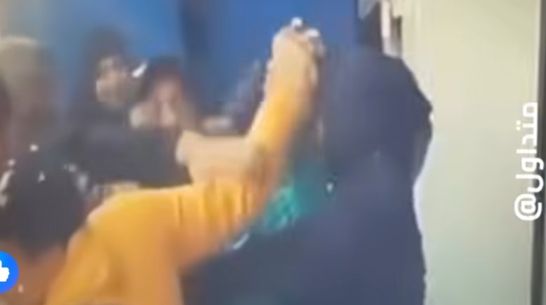 اعتداء عميل على موظفة بشركة اتصالات شهيرة 