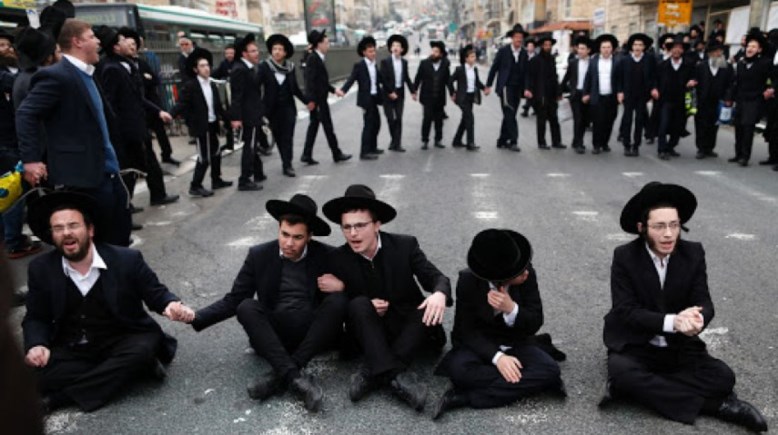 يهود في إحدى المدن الأوروبية 