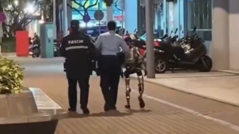 لحظة القبض على الروبوت