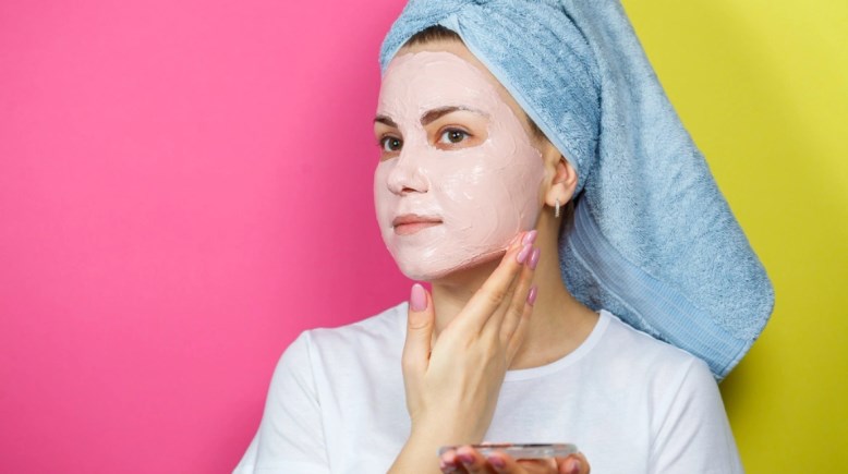 فتاة تضع ماسك