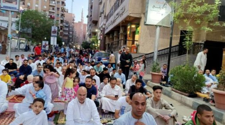 مصلون في الساحة