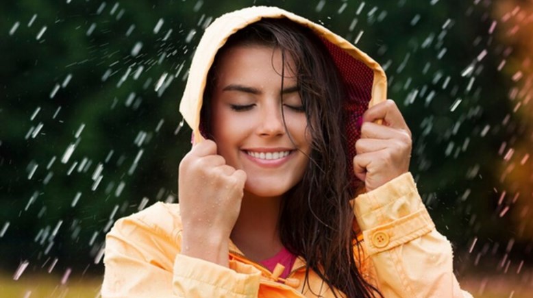 فتاة تحت المطر