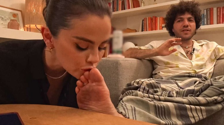 سيلينا تُقبل قدم زوجها