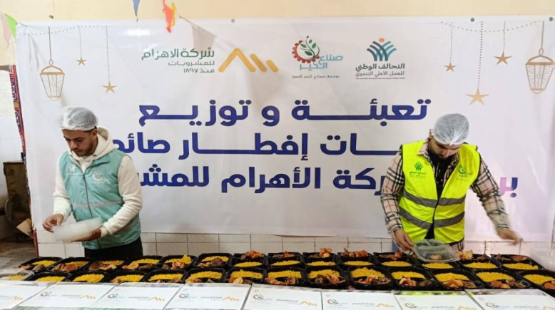 "صناع الخير" تواصل توزيع وجبات الإفطار وكراتين المواد الغذائية