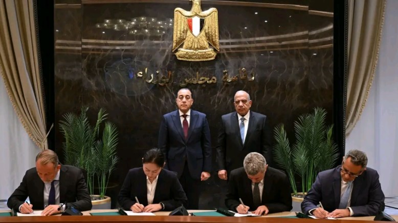 رئيس الوزراء يشهد توقيع اتفاقيات طاقة متجددة