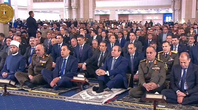 الرئيس السيسي يؤدي صلاة عيد الفطر بمسجد الفتاح العليم