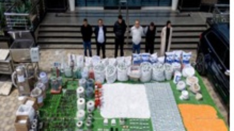 المتهمون وجانب من المضبوطات