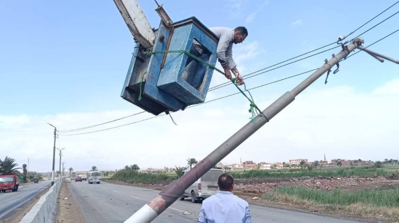 أعمدة مائلة على أحد الطرق