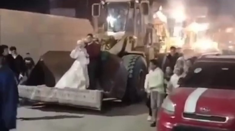 صورة العرسان علي اللودر أثناء الزفاف 