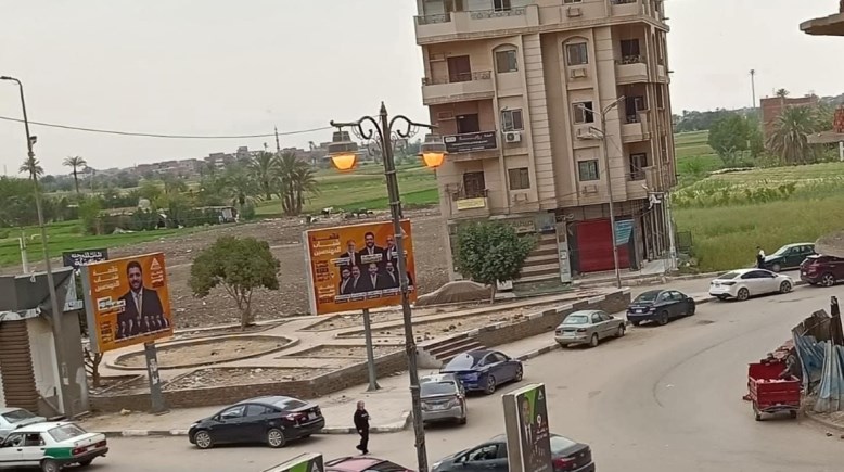 صورة لأعمدة الإناره نهارا في الفيوم 