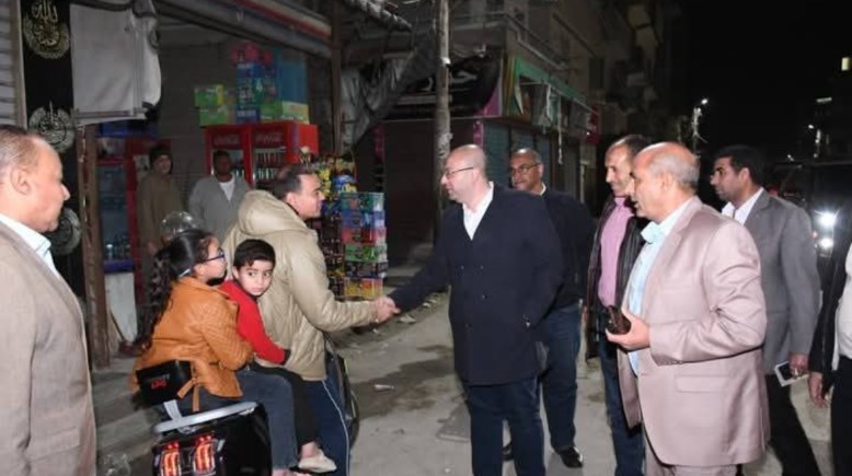 صورة محافظ الفيوم دكتور محمد غنيم أثناء الجولة بطامية 