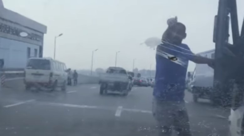 لقطة من فيديو التعدي على قائد سيارة ملاكي بطريق السويس  