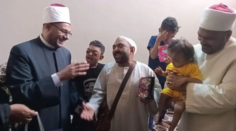 زيارة وفد مديرية الأوقاف إلى الشيخ محمد حسن ضحية التنمر باسوان 