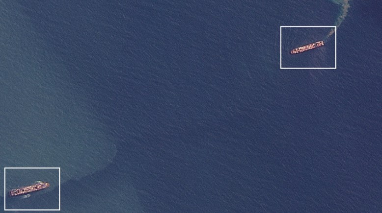 سفينتان تابعتان لشركة الخطوط الملاحية الإيرانية تتبادلان المرور في المحيط قبالة ميناء جاولان في الصين