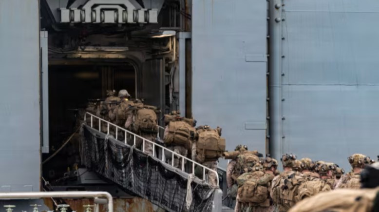 مشاة البحرية الأمريكية أثناء إجراء تدريب محاكاة لهجوم برمائي في منطقة المحيطين الهندي والهادئ خلال الأسبوع الماضي