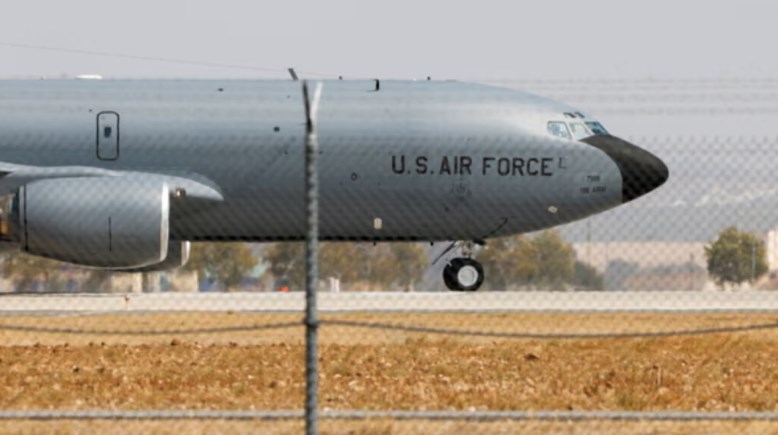 طائرة ناقلة أمريكية في قاعدة مورون دي لا فرونتيرا في إسبانيا