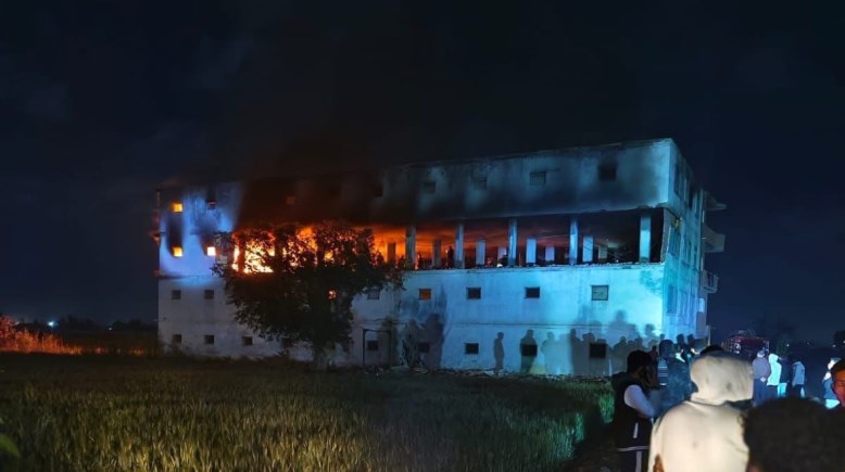 جانب من الحريق