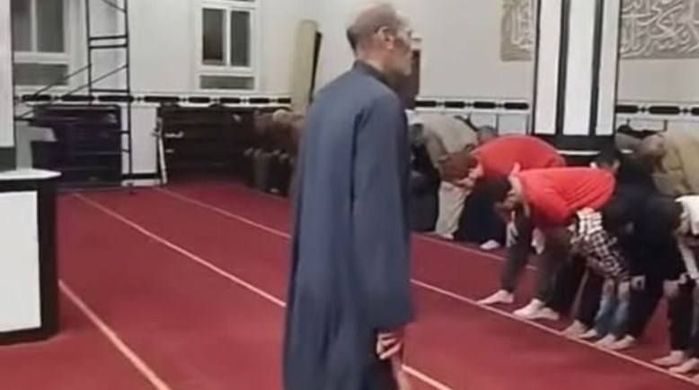 رجل يمسك عصا لترهيب الأطفال