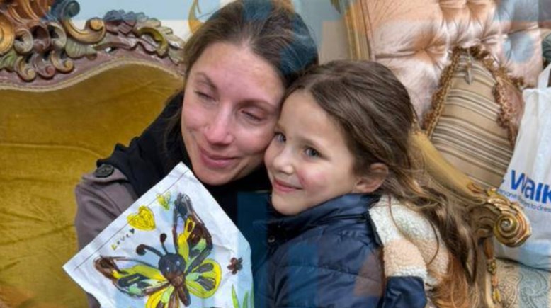 لينا في حضن والدتها الفرنسية