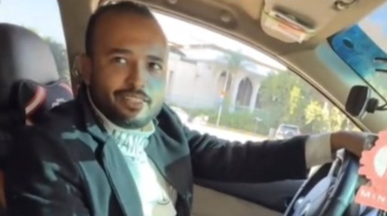 سائق ينقل مرضى الأورام بالمجان