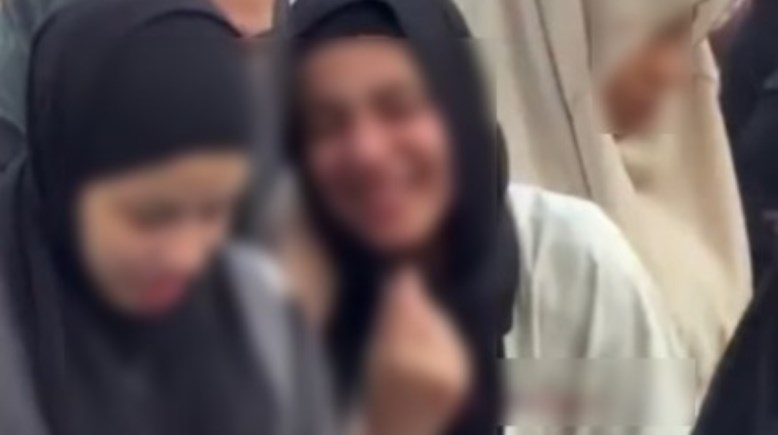 الضحك بصوت مرتفع والمزاح أثناء صلاة العيد