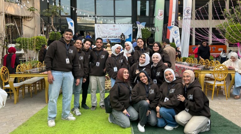 طلاب الفرقة الرابعة بقسم الإعلان في كلية الإعلام بجامعة القاهرة