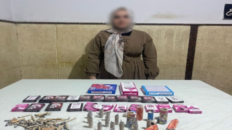 المتهمة وبعض المضبوطات