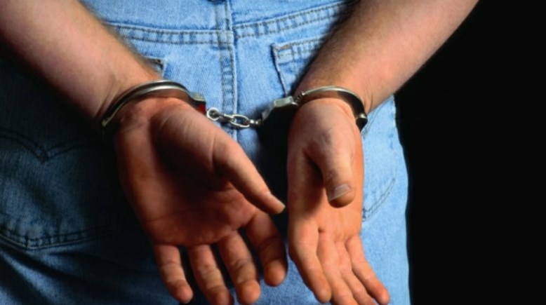 متهم في كلبش الشرطة - صورة أرشيفية