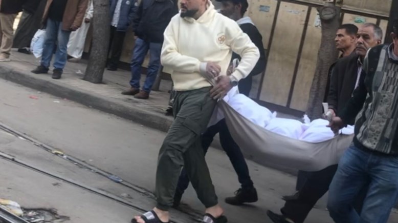 الأهالي يحاولون نقل الجثث 