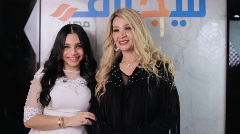 الإعلامية مني الحسيني والزميلة هايدي محمد 