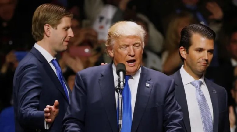 ترامب متوسطًا نجليه دونالد وإريك