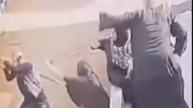 اعتداء شاب على سيدات وإصابة طفل