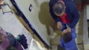  رجل يعتدي على طليقته ويأخذ نجلهما بالقوة