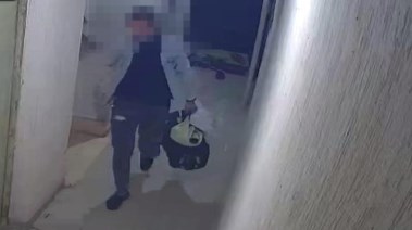 الشاب الظاهر في الفيديو